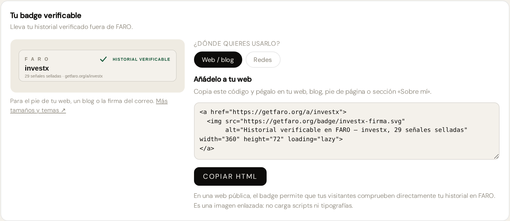 Tarjeta «Tu badge verificable» en el perfil del analista, con la vista previa del badge y el código HTML para pegarlo en una web.